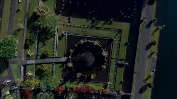 大通り バリ島インドネシアのガゼボと水の上の美しい庭園の航空機映像 — ストック動画