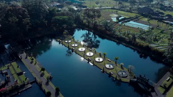Zdjęcia Lotnicze Pięknym Ogrodem Wodzie Jeziorem Architektura Fontanny Mosty Aleje — Wideo stockowe
