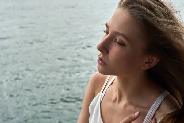 Smuk Ung Kvinde Med Krøllet Brunt Hår Ømhed Udgør Havet - Stock-foto