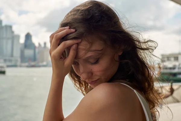 Beautiful Young Girl Developing Brown Hair Wind Gently Smiles Waterfront — Stock Photo, Image