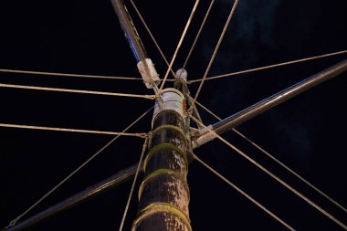 Günlük ve gece siyah gökyüzü arka plan üzerinde halatlar ile gemi direği. Açık sanat fotoğraf