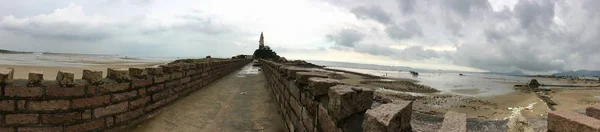 Panorama Çin Denizi'nde deniz feneri eski taş duvara görüntüleyin. Sabah deniz manzara bulutlu yağmurlu bir günde. Dalgaların yayılımı.