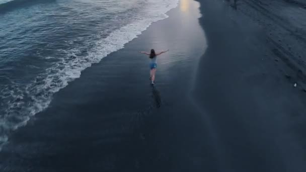 Imágenes Aéreas Playa Del Océano Con Arena Negra Olas Atardecer — Vídeo de stock