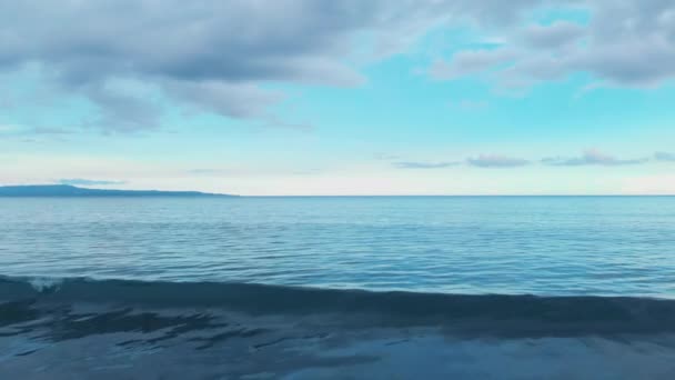 紺碧の驚くほどの水とバリ島 素晴らしいカラフルな表示戻る 進む航空機カメラ事前からのビデオの の撮影で素晴らしい青い曇り空と美しい海ビーチの空中映像 — ストック動画