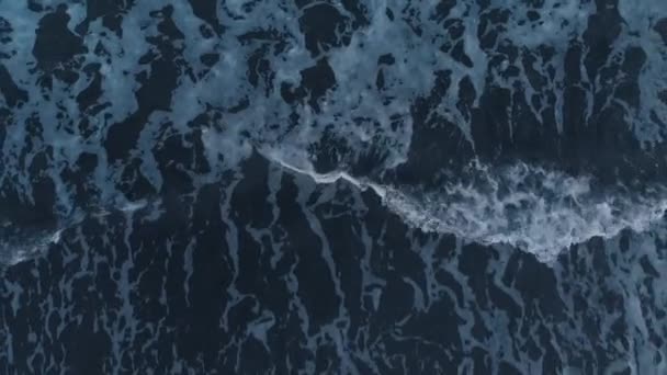 Imagini Aeriene Ale Plajei Frumoase Oceanului Nisip Negru Valuri Spumă — Videoclip de stoc