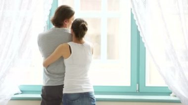 Küçük çocukları parlak pencere sarılma mutlu aile İdil