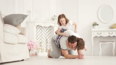 Baba çocukları ile oynadı. Kardeş sırt üstü tırmandı.