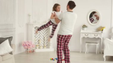 Genç Baba kızıyla birlikte salon üzerinde oynama.