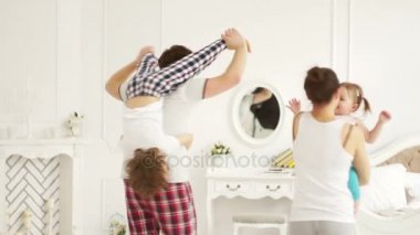 Çocuk Yatak odasında oynamaktan mutlu anne.