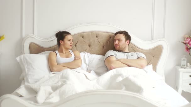 Молодая пара ссорится в постели . — стоковое видео