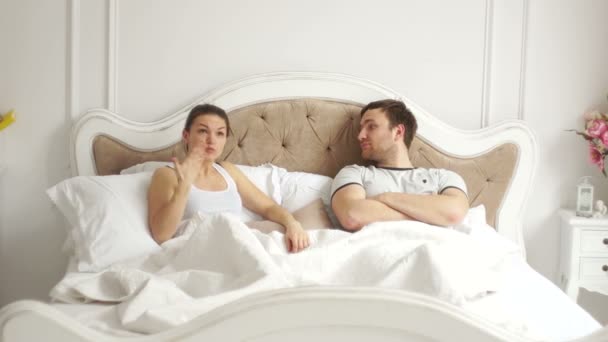 Junges Paar streitet im Bett. — Stockvideo