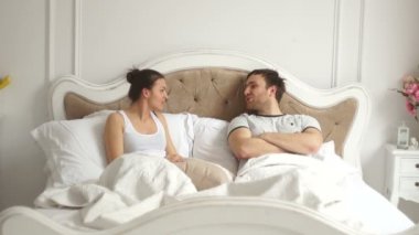 Genç çiftin kavgaları yatakta.