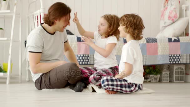 Baba, oğul ve kızının oynarken eğlenceli bir oyun. — Stok video