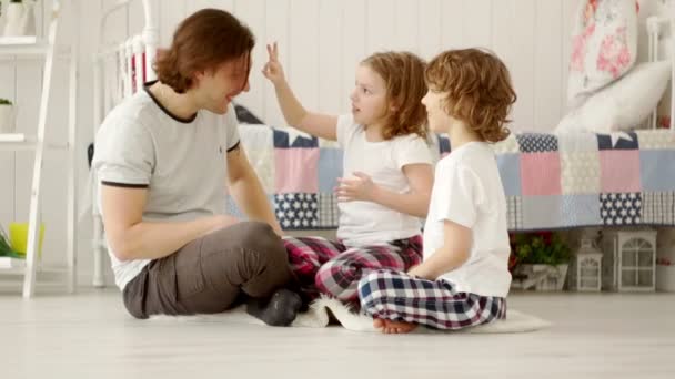 Pappa leker med sina två barn — Stockvideo