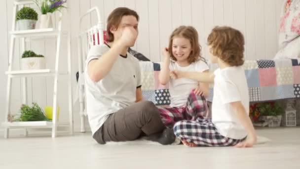 Familia joven divirtiéndose fin de semana. Padre jugando con dos niños . — Vídeos de Stock