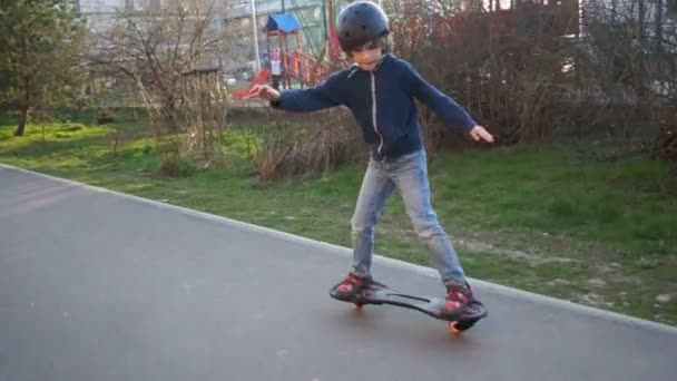 Мальчик едет на скейтборде . — стоковое видео