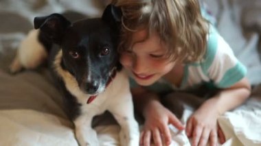 Bir çocuk bir köpek vasıl ev ile çalış.