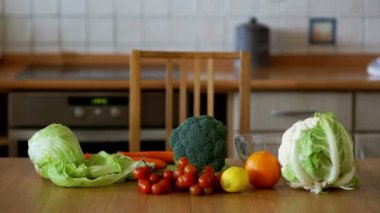 Kız mutfakta sebze yemek.