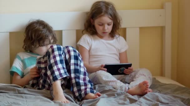 Bratr a sestra hraje s tabletem. — Stock video