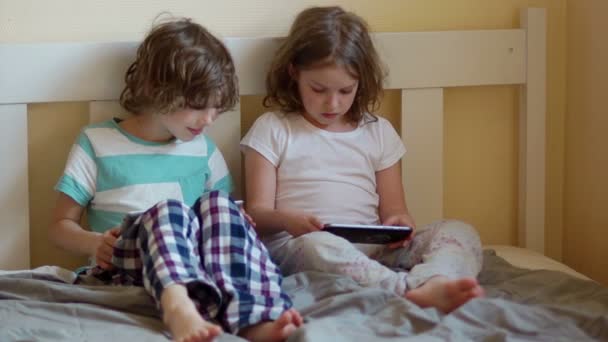 Zus en broer spelen met tablet. — Stockvideo