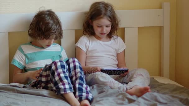 Enfants jouant avec la tablette. — Video