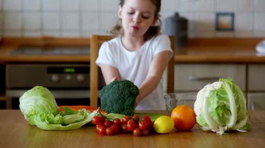 Mutfakta domates yeme kız.