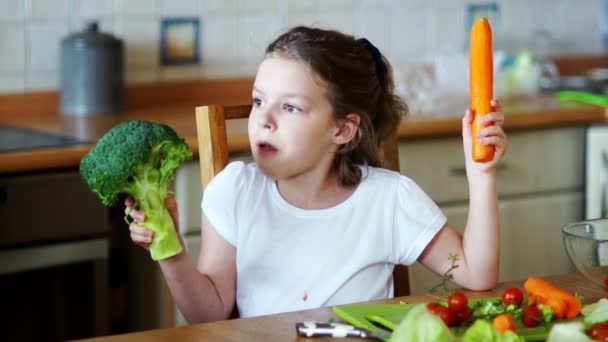 Ragazza in mano a broccoli e carote . — Video Stock