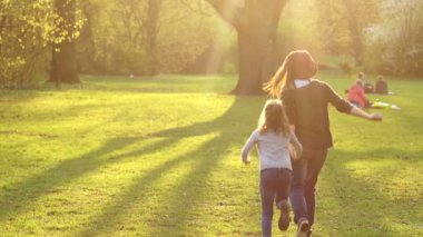 Anne ve kızı çalıştıran