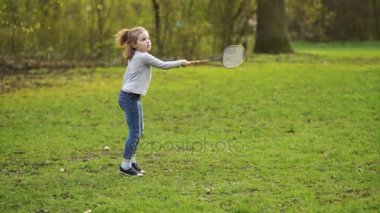 Badminton parkta oynamaya kıvırcık güzel kız.