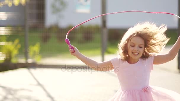 Portrait d'une jolie fille bouclée avec une corde . — Video