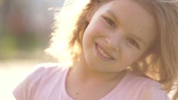 Close-up retrato de uma menina bonito . — Vídeo de Stock