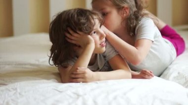 Küçük kardeşim ve kız kardeşi yatakta yatıyordu.