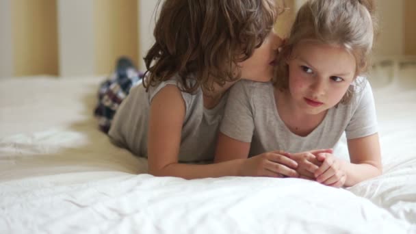 Irmão e irmã relaxando juntos na cama . — Vídeo de Stock