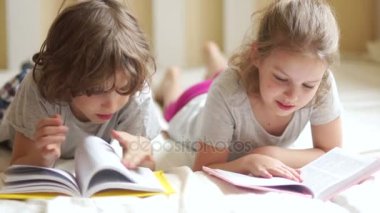 Çocuk yatakta yatan dersler.