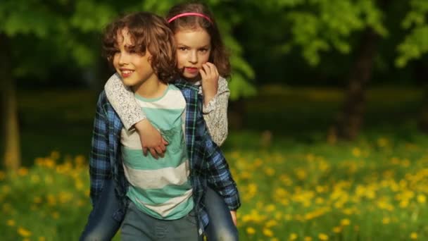 Niños felices jugando al aire libre en el parque de primavera . — Vídeo de stock