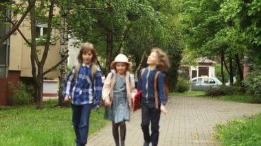 İki erkek ve kız okuldan sonra eve dönüyor. Okul arkadaşları, çocukluk aşkı, eve eşlik edecek. Dost sarılmalar. Dostane konuşmaları. Frendly noice.