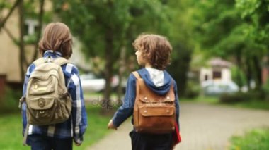 İki erkek ve kız okuldan sonra eve dönüyor. Kız çocuklar ile yakalar ve onlara sarılarak. Hasır şapka düştü. Okul arkadaşları, çocukluk aşkı, eve eşlik edecek. Dost hugs