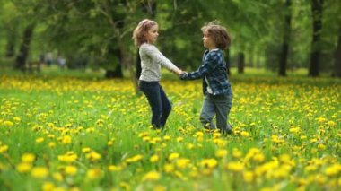 9-10 yaşında kıvırcık saçlı dandelions glade parkta iplik aşık çocuk