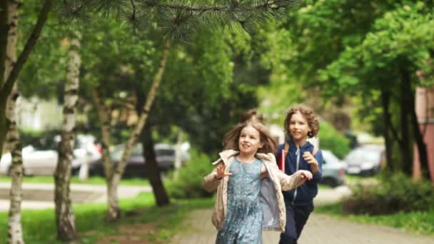 Jeux pour les écoliers plus jeunes. Amitié d'enfant, rattrape-moi. Deux garçons et une fille. Coeurs de trois. Mouvement lent — Video