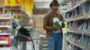 Genç güzel kadın satın alma için ileti örneği okul, güzel annem seçme araçları bir süpermarkette çocukları için bir süpermarkette alışveriş öğrenci