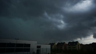Fırtına bulutları şehrin üzerinde çalışıyor. Hava kötüleşiyor. Gökyüzü bulutlu. Hava tahmini. Meteoroloji.