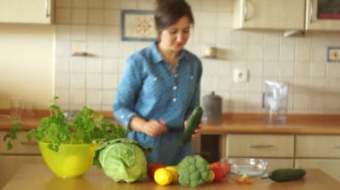 Güzel bir ruh hali içinde mutfakta hostes hazırlar. Bir kız bir salatalık ve dans müziği keser.