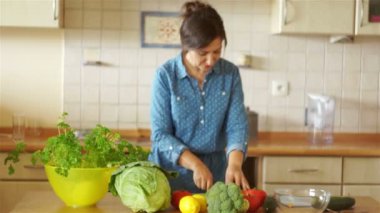 Bir kız mutfakta bir havuç çalışıyor. O iyi bir durumda değil. Belgili tanımlık yarar ve zarar vejetaryenlik.