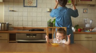 Kızımın annesi omlet pişirmek yardımcı olur. Anneler asistanı. Ailece Kahvaltı.