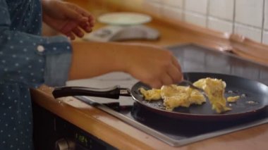 Tavada yumurta kızarmış. Yararlı Kahvaltı, indüksiyon Ocak, ev kadını. Mutfak, yemek, sahanda yumurta. Yakın çekim.