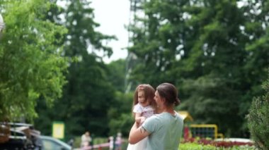 Mutlu aile, baba ve kızı. Baba kız hugs ve neşeyle gülüyor. Aile hafta sonu. Babalar aşk.