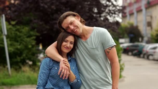 Una familia feliz, un hombre y una mujer, risa y abrazo, el chico guiña el ojo . — Vídeos de Stock