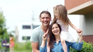 Anne, baba ve kızı var eğlenceli bir hafta sonu. Babası onun kızı ve karısı gıdıklıyor. Hepsi birlikte neşeyle gülmek. Mutlu bir aile. Yaz tatili.