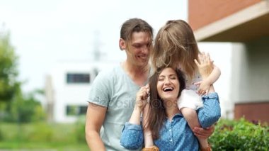 Anne ve küçük kızı. Babası onun kız sarılmak. Aile İdil.