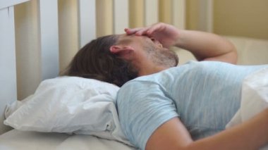 Genç adam rahat yatakta uykudan uyanma.